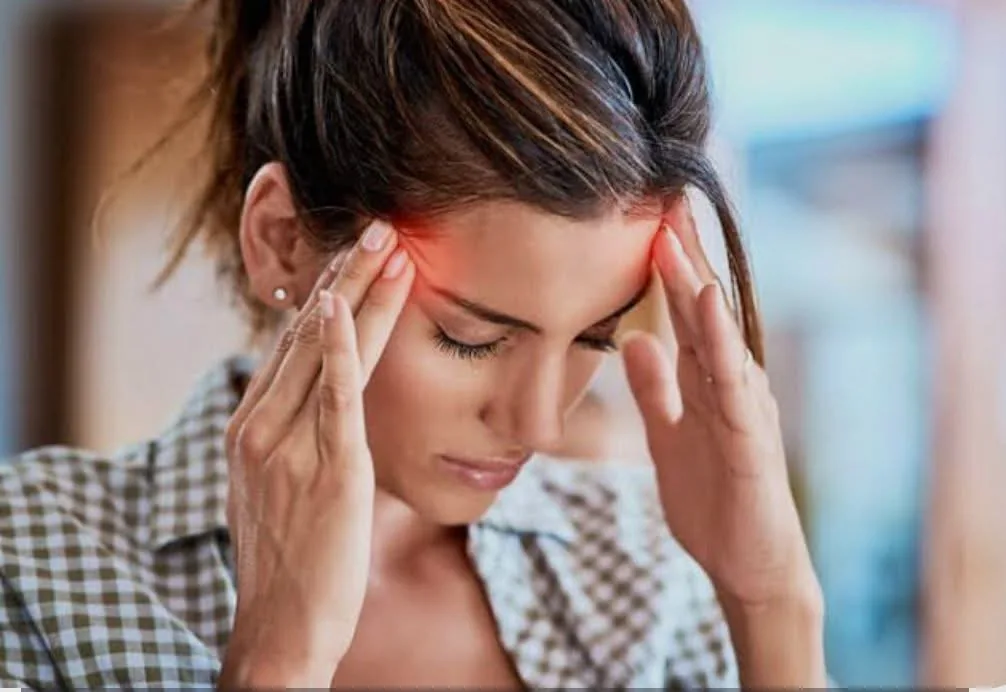 Persona con dolor de cabeza